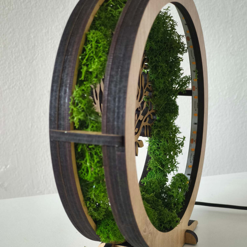 Stylová stolní lampa se symbolem Stromu života a zeleným mechem.