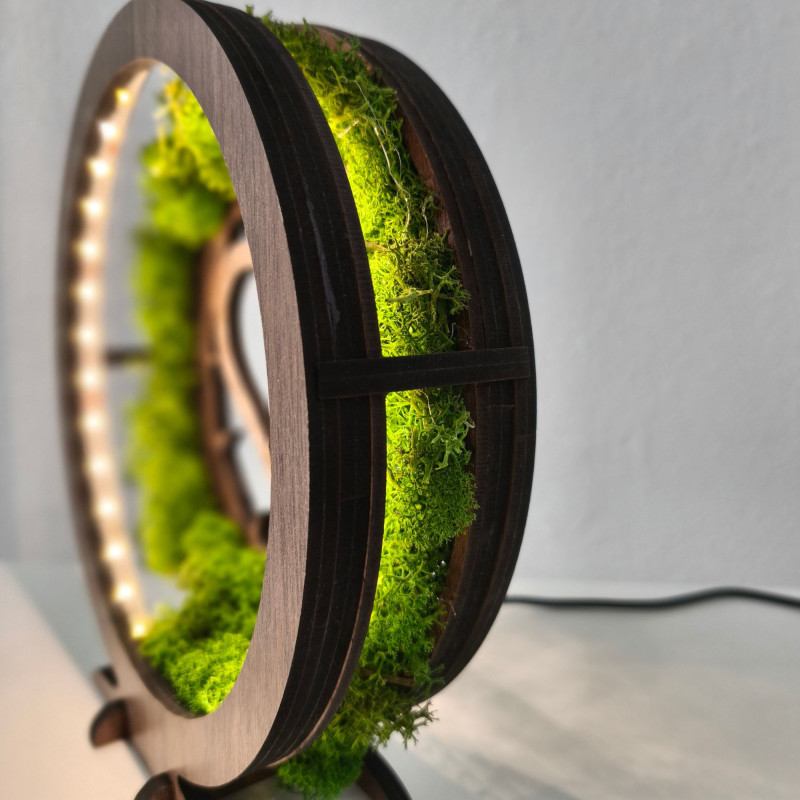 Dřevěná LED lampa se srdcem a křížem. Přírodní mech a hřejivé světlo pro váš domov.