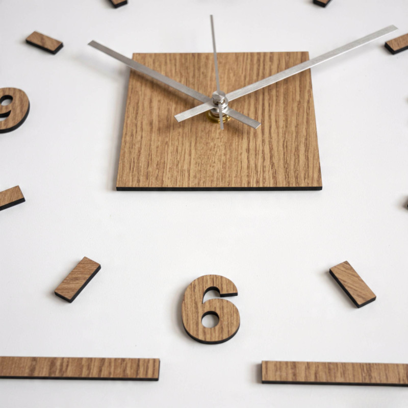 Designové nástěnné hodiny z HDF, dubový vzor a bílé plexisklo