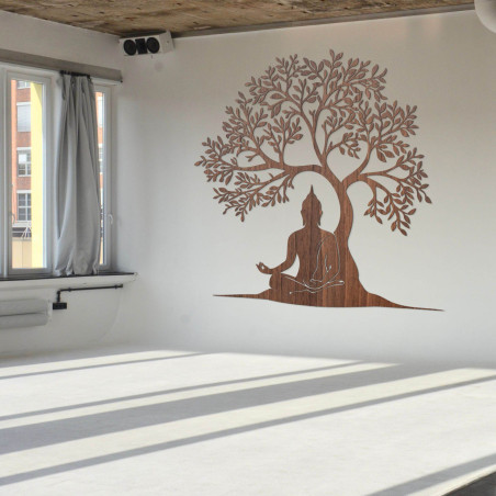 Strom života ze dřeva s klidnou siluetou Buddhy