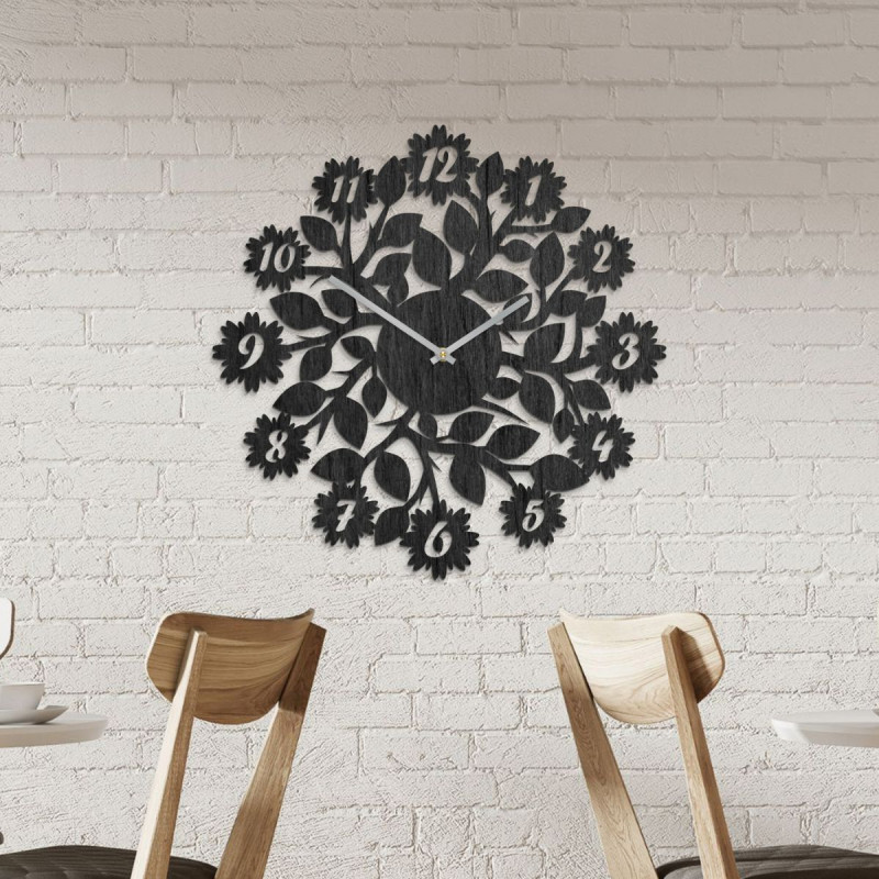Elegantní dřevěné hodiny s tichým chodem a jemným květinovým motivem.