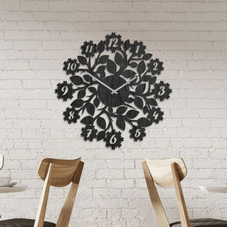 Elegantní dřevěné hodiny s tichým chodem a jemným květinovým motivem.