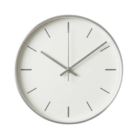Decentní stříbrné hliníkové ručičky na designové nástěnné hodiny.