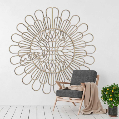 Černá dřevěná mandala s rybou na bílé stěně v moderním bytě