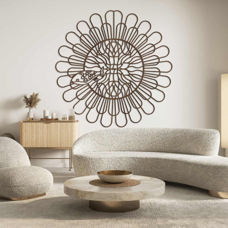 Černá dřevěná mandala s rybou na bílé stěně v moderním bytě