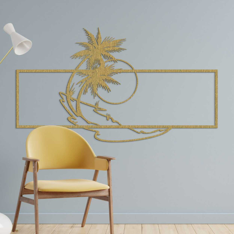 Dřevěná dekorace s motivem palmy a pláže působí minimalisticky, ale zároveň přináší nádech exotiky do interiéru.