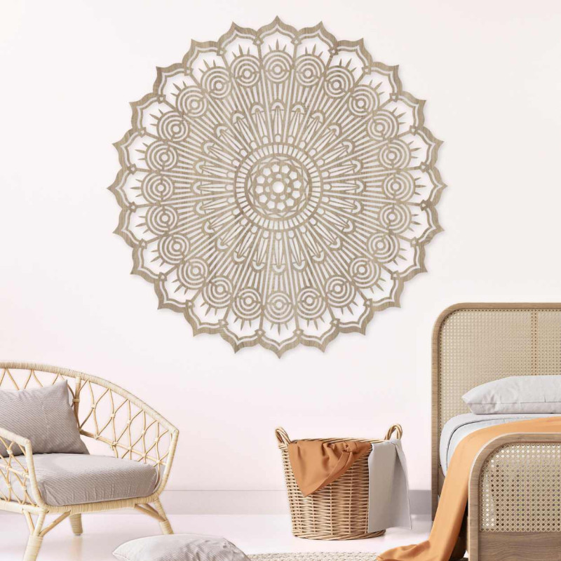 Hnědá vyřezávaná Mandala, kruhový dřevěný panel. Geometrické umění a ornamentální dekorace domu.