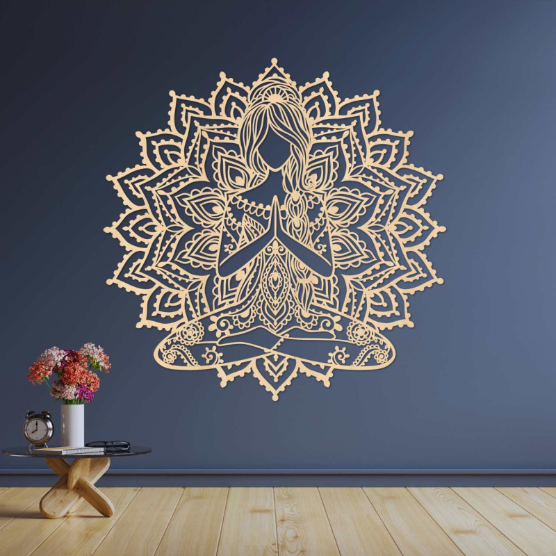 Mandala s jógovou ženou ze dřeva – harmonická dekorace pro moderní domov.