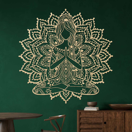 Elegantní dřevěná mandala jóga žena na zeď – stylový doplněk do obývacího pokoje pro moderní design a rovnováhu.