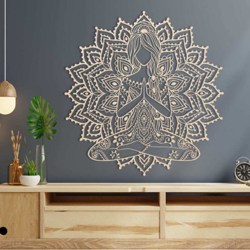 Elegantní dřevěná mandala jóga žena na zeď – stylový doplněk do obývacího pokoje pro moderní design a rovnováhu.