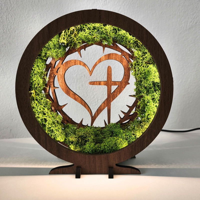 Stylová dekorace s duchovním motivem. LED lampa s mechem v elegantním dekoru ořech.