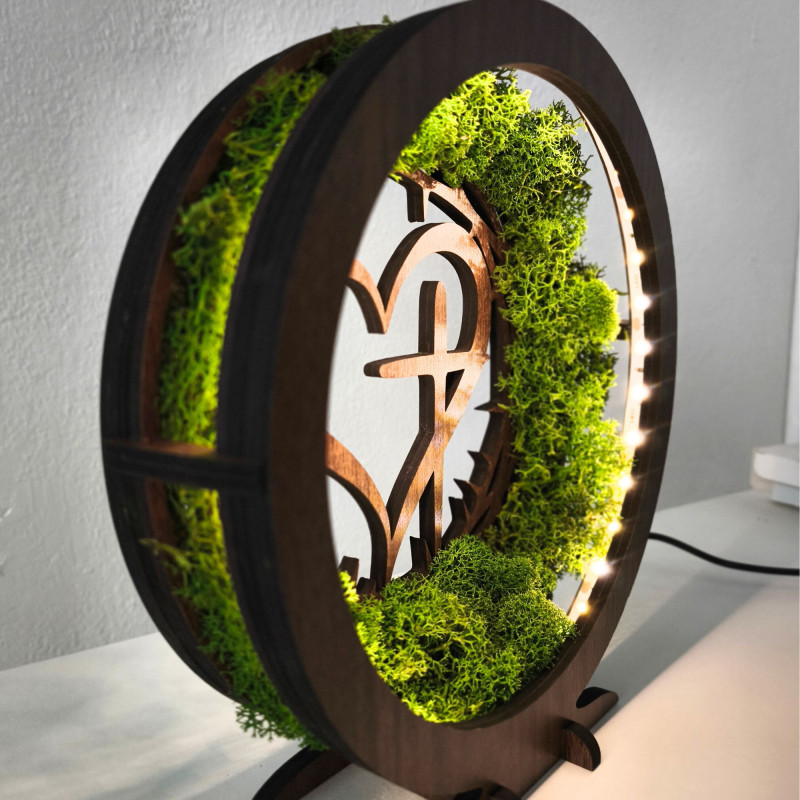 Dřevěná LED lampa se srdcem a křížem. Přírodní mech a hřejivé světlo pro váš domov.