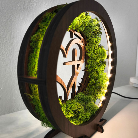 Dřevěná LED lampa se srdcem a křížem. Přírodní mech a hřejivé světlo pro váš domov.