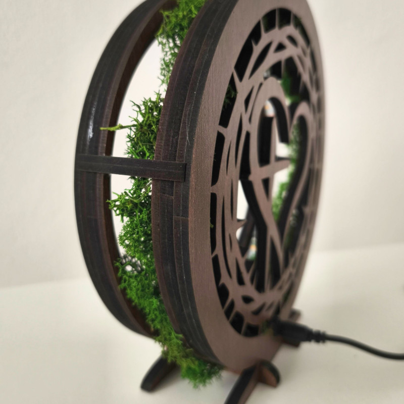 Moderní lampa s 3D motivem a živým mechem. Ruční slovenská výroba pro váš interiér.