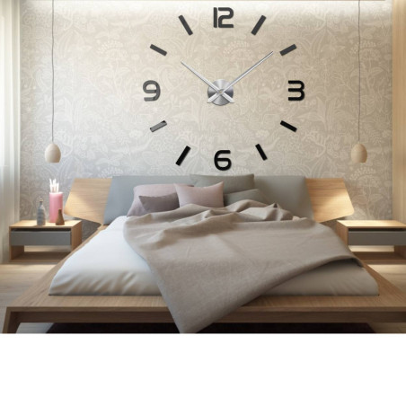 Minimalistické DIY hodiny na betonové zdi s dekorativními červenými vázami