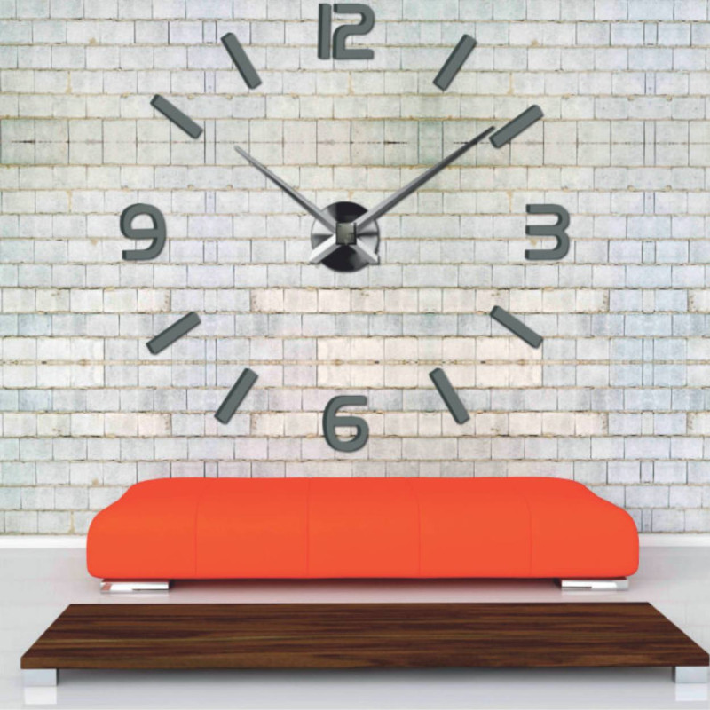 Minimalistické DIY hodiny na betonové zdi s dekorativními červenými vázami