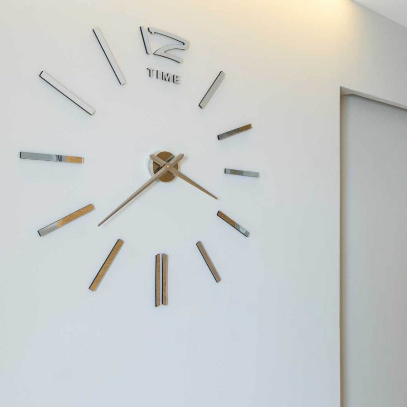 Elegantní dřevěný strom života na zeď v moderním černém provedení, Velké zlaté nástěnné hodiny pro moderní a stylový interiér