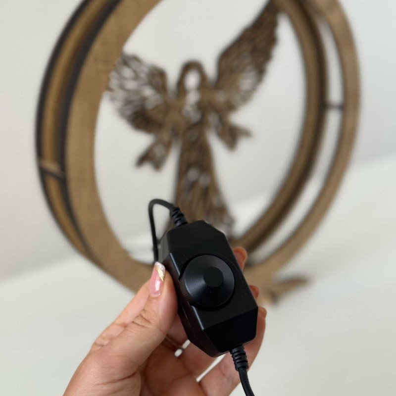 Elegantní dřevěná LED lampa anděl s teplým podsvícením