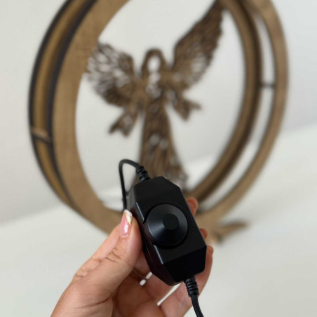 Elegantní dřevěná LED lampa anděl s teplým podsvícením