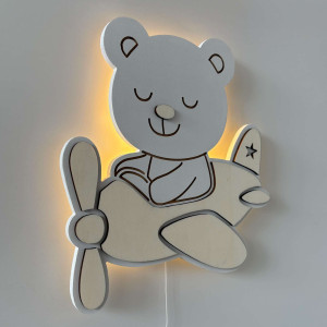 Dětská LED lampa Medvídek v letadle spojuje bezpečné osvětlení, kvalitní zpracování a stylový design
