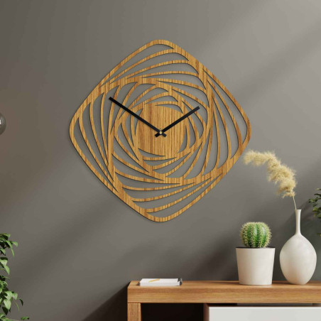 Stylové dřevěné hodiny v dekoru zlatý dub s laserově vyřezávaným geometrickým designem.