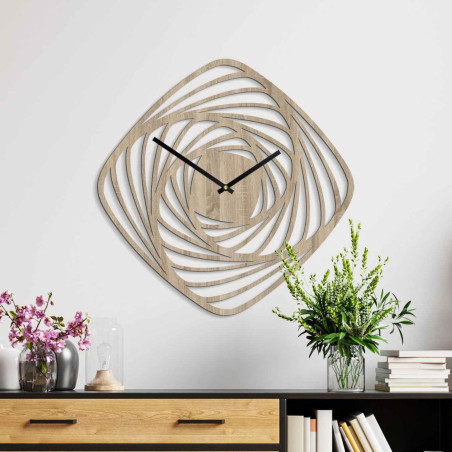 Stylové dřevěné hodiny v dekoru zlatý dub s laserově vyřezávaným geometrickým designem.