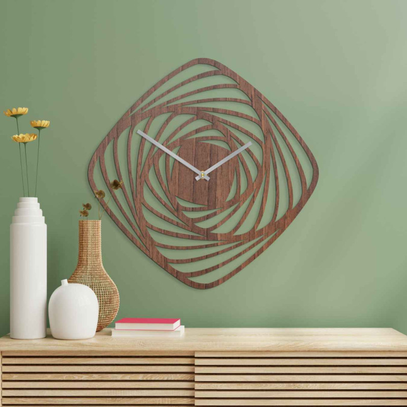 Stylové dřevěné hodiny v dekoru zlatý dub s laserově vyřezávaným geometrickým designem.