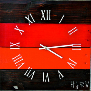 Dřevěné hodiny čas v červené oáze REED