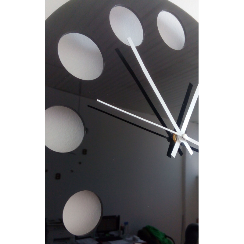 Moderné hodiny na stenu vyrobené z plastu. Vlastná výroba, X-momo