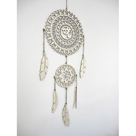 Dřevěný lapač snů s mandalou OM, ručně dokončený, přírodní dekorace vhodná jako dárek.
