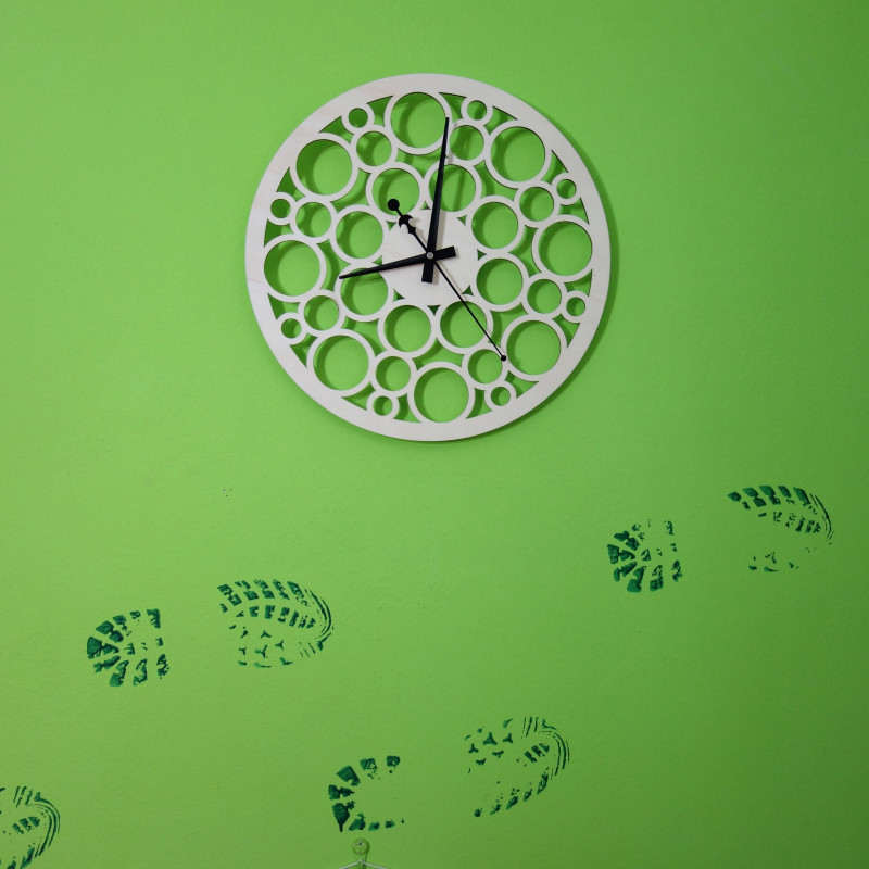 Nástěnné hodiny z dřevěné překližky po stopách času