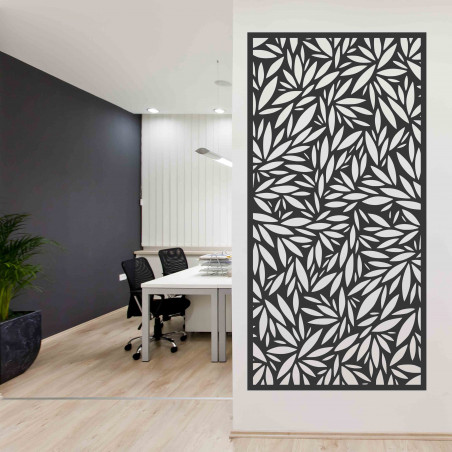 Přírodní dřevěná dekorace s harmonickým designem stromu a zakořeněním.