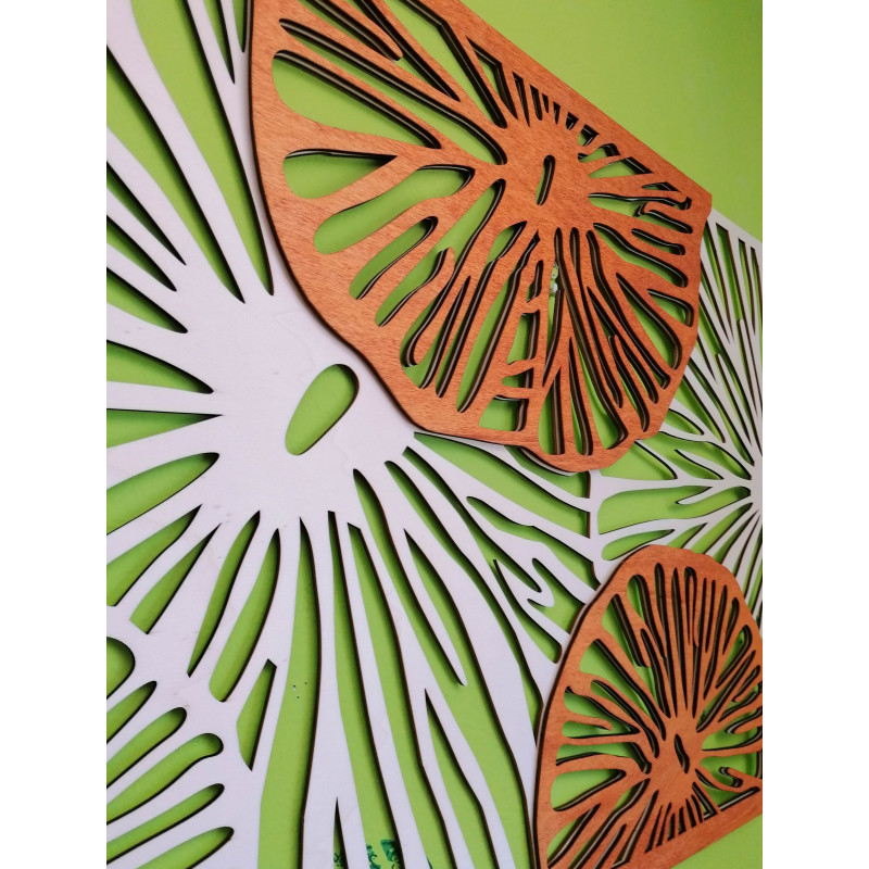 Elegantní dřevěná dekorace na zeď s květinovým...