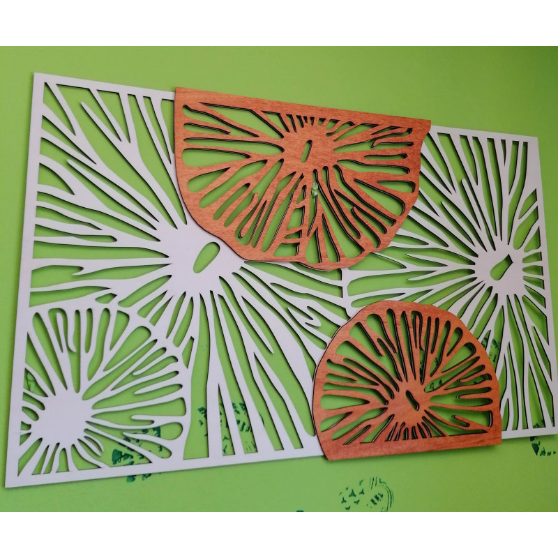 Elegantní dřevěná dekorace na zeď s květinovým...